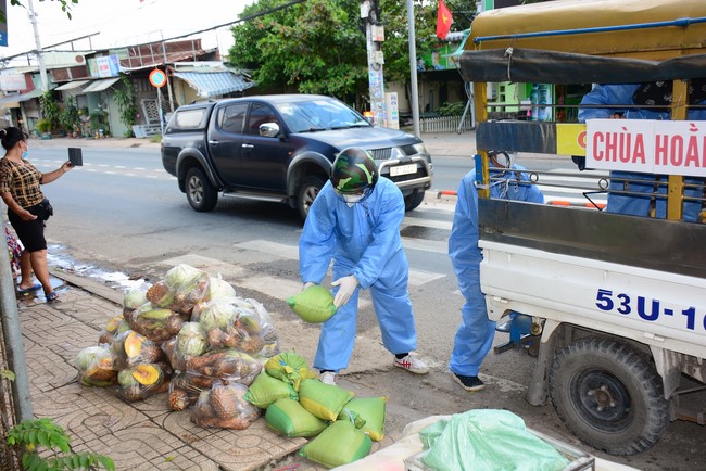 Continuing to support people in need in the Covid-19 pandemic of Hoang Phap Pagoda (series 11)