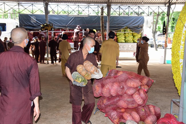 Continuing to support people in need in the Covid-19 pandemic of Hoang Phap Pagoda (series 11)
