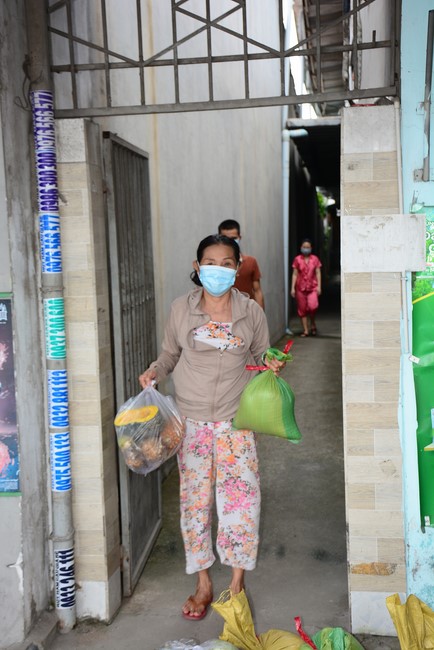Continuing to support people in need in the Covid-19 pandemic of Hoang Phap Pagoda (series 11)
