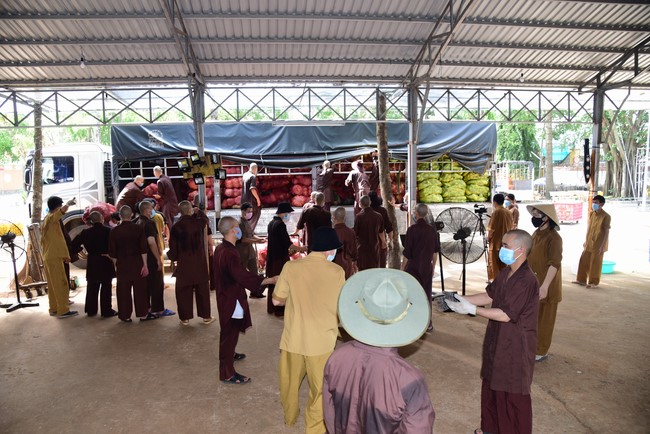 Continuing to support people in need in the Covid-19 pandemic of Hoang Phap Pagoda (series 11)