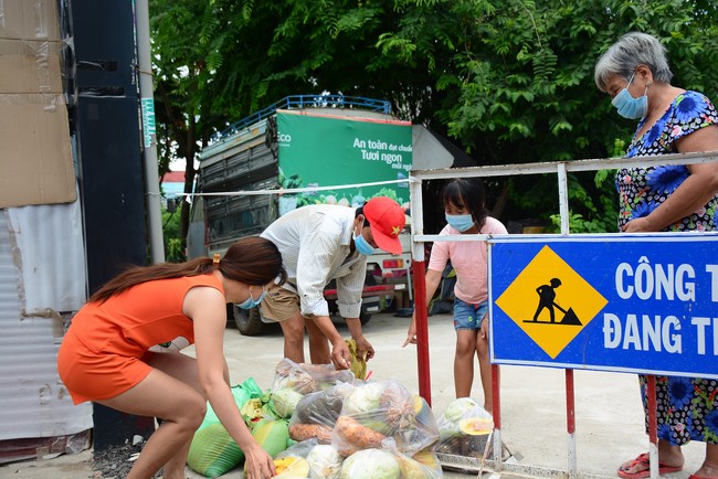 Continuing to support people in need in the Covid-19 pandemic of Hoang Phap Pagoda (series 11)