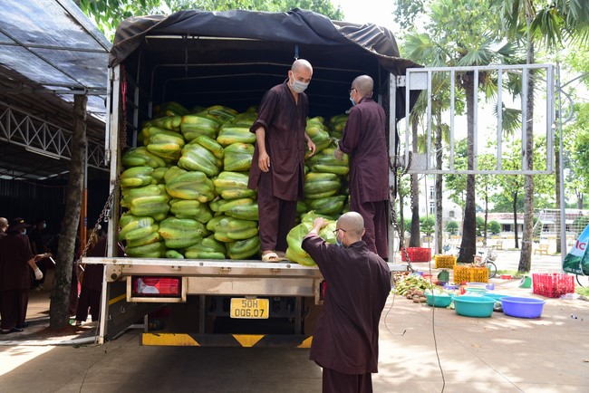 Continuing to support people in need in the Covid-19 pandemic of Hoang Phap Pagoda (series 11)