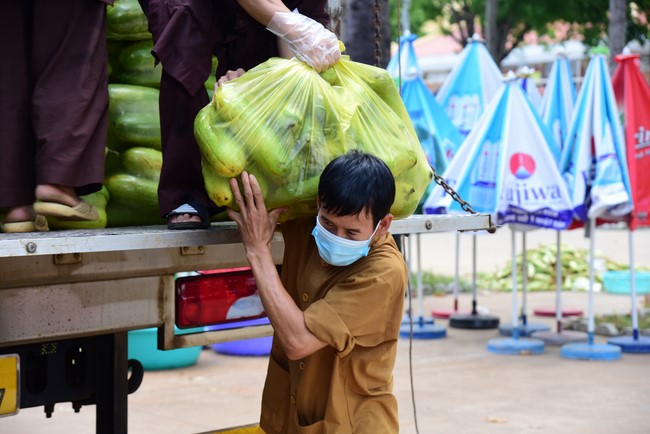 Continuing to support people in need in the Covid-19 pandemic of Hoang Phap Pagoda (series 11)