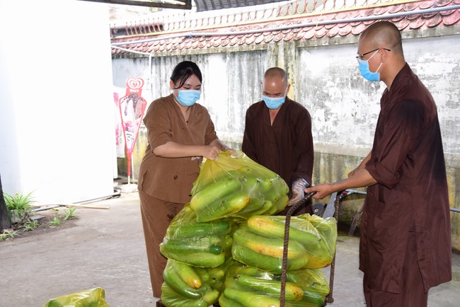 Continuing to support people in need in the Covid-19 pandemic of Hoang Phap Pagoda (series 11)
