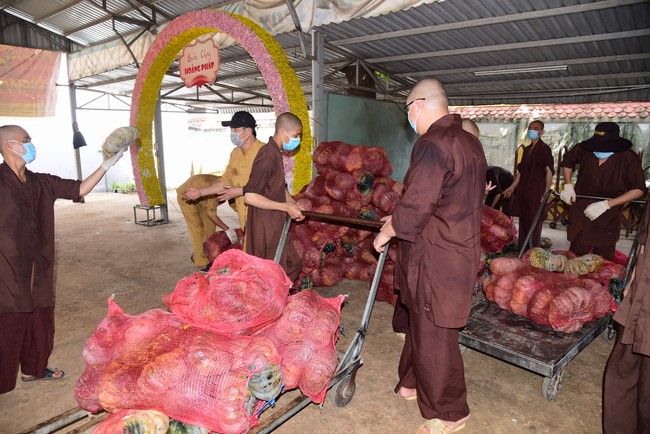Continuing to support people in need in the Covid-19 pandemic of Hoang Phap Pagoda (series 11)