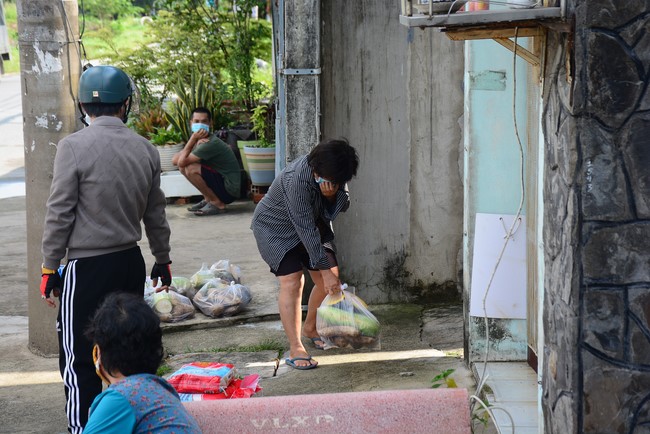 Continuing to support people in need in the Covid-19 pandemic of Hoang Phap Pagoda (series 11)