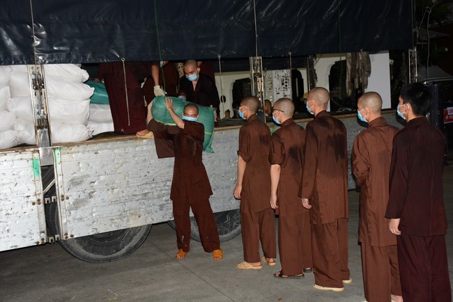 Continuing to support people in need in the Covid-19 pandemic of Hoang Phap Pagoda (series 11)