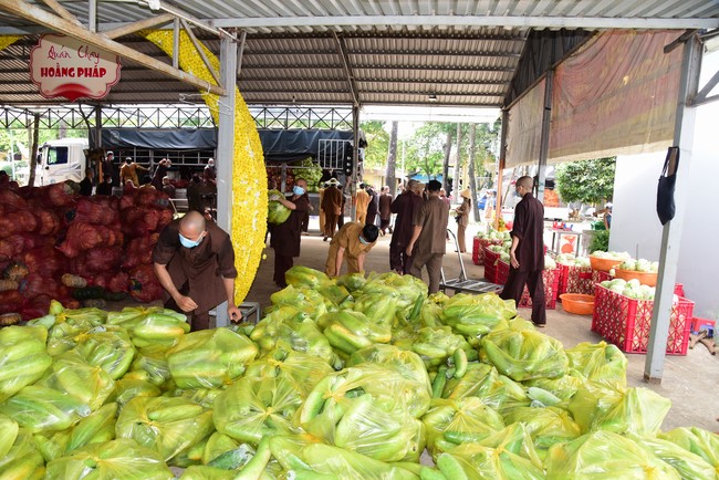 Continuing to support people in need in the Covid-19 pandemic of Hoang Phap Pagoda (series 11)
