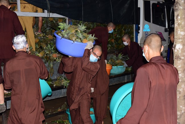Continuing to support people in need in the Covid-19 pandemic of Hoang Phap Pagoda (series 11)