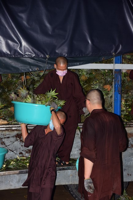 Continuing to support people in need in the Covid-19 pandemic of Hoang Phap Pagoda (series 11)