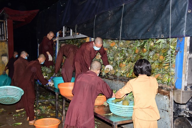 Continuing to support people in need in the Covid-19 pandemic of Hoang Phap Pagoda (series 11)