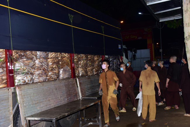 Continuing to support people in need in the Covid-19 pandemic of Hoang Phap Pagoda (series 11)