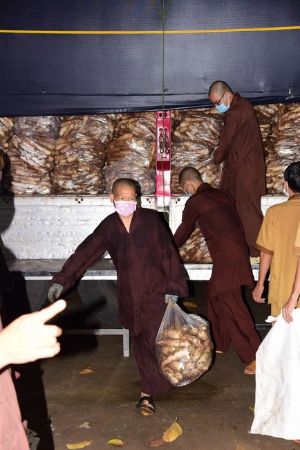 Continuing to support people in need in the Covid-19 pandemic of Hoang Phap Pagoda (series 11)