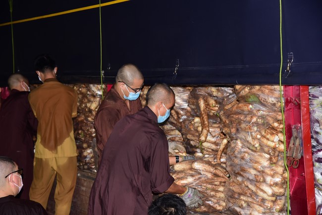 Continuing to support people in need in the Covid-19 pandemic of Hoang Phap Pagoda (series 11)