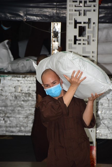 Continuing to support people in need in the Covid-19 pandemic of Hoang Phap Pagoda (series 11)