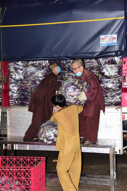 Continuing to support people in need in the Covid-19 pandemic of Hoang Phap Pagoda (series 11)