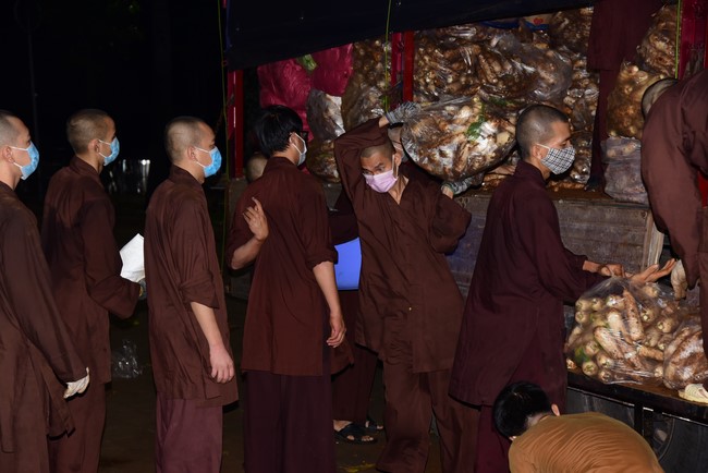 Continuing to support people in need in the Covid-19 pandemic of Hoang Phap Pagoda (series 11)