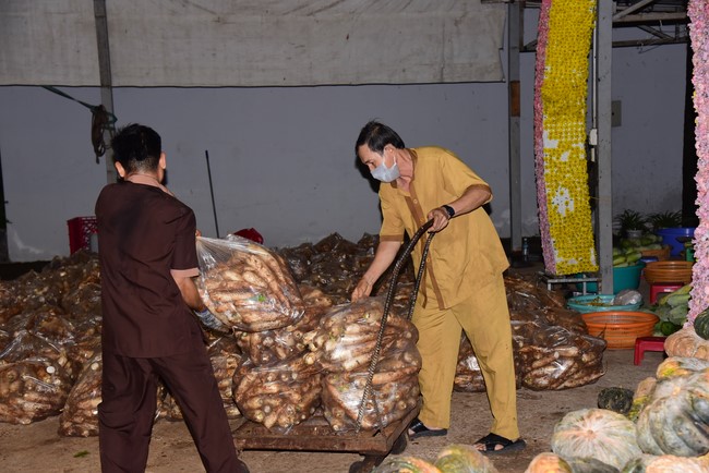 Continuing to support people in need in the Covid-19 pandemic of Hoang Phap Pagoda (series 11)
