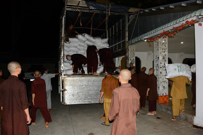 Continuing to support people in need in the Covid-19 pandemic of Hoang Phap Pagoda (series 11)