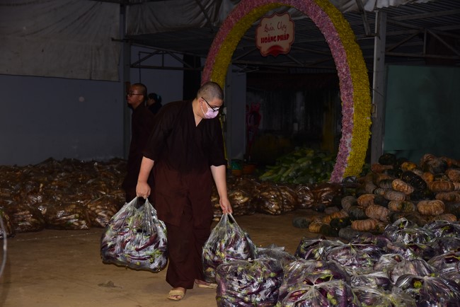 Continuing to support people in need in the Covid-19 pandemic of Hoang Phap Pagoda (series 11)