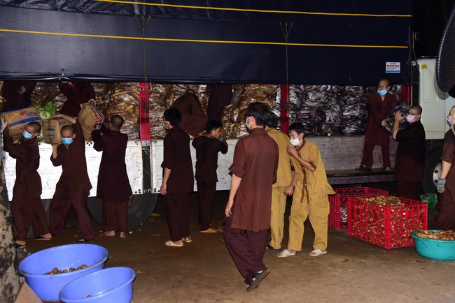 Continuing to support people in need in the Covid-19 pandemic of Hoang Phap Pagoda (series 11)