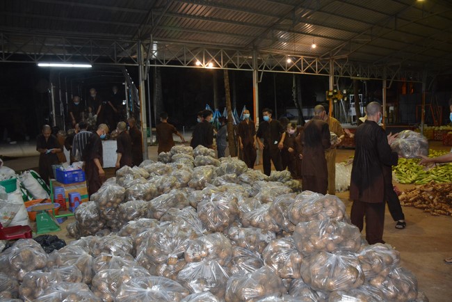 Continuing to support people in need in the Covid-19 pandemic of Hoang Phap Pagoda (series 11)