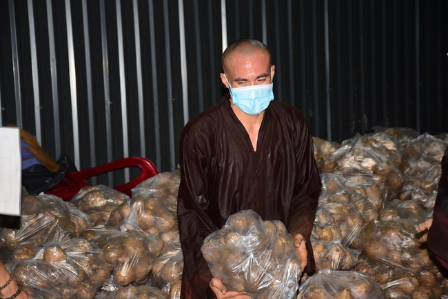 Continuing to support people in need in the Covid-19 pandemic of Hoang Phap Pagoda (series 11)