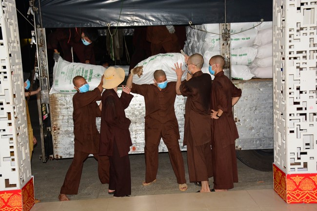 Continuing to support people in need in the Covid-19 pandemic of Hoang Phap Pagoda (series 11)