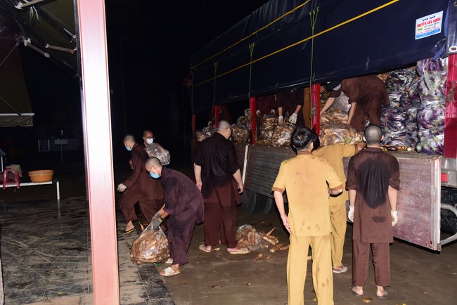 Continuing to support people in need in the Covid-19 pandemic of Hoang Phap Pagoda (series 11)