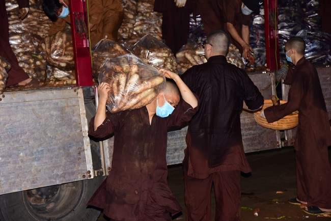 Continuing to support people in need in the Covid-19 pandemic of Hoang Phap Pagoda (series 11)