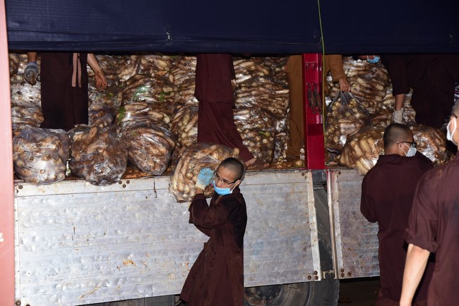 Continuing to support people in need in the Covid-19 pandemic of Hoang Phap Pagoda (series 11)