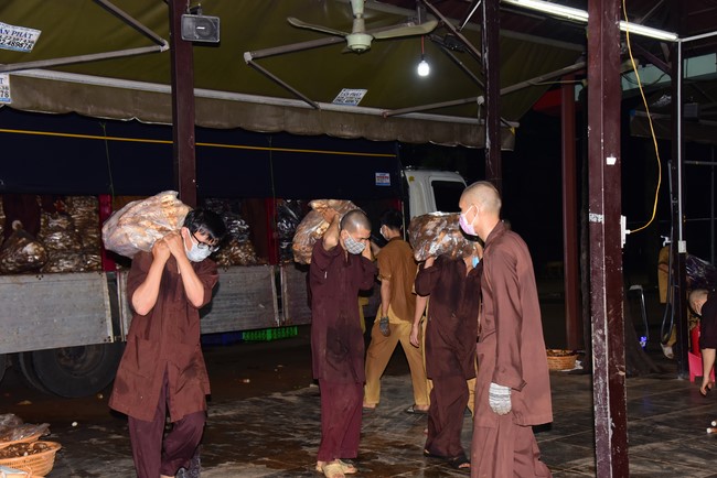 Continuing to support people in need in the Covid-19 pandemic of Hoang Phap Pagoda (series 11)