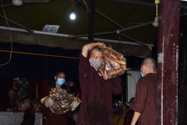 Continuing to support people in need in the Covid-19 pandemic of Hoang Phap Pagoda (series 11)