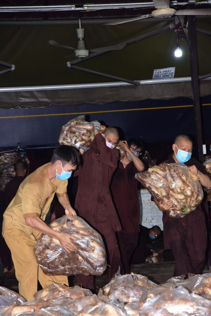 Continuing to support people in need in the Covid-19 pandemic of Hoang Phap Pagoda (series 11)