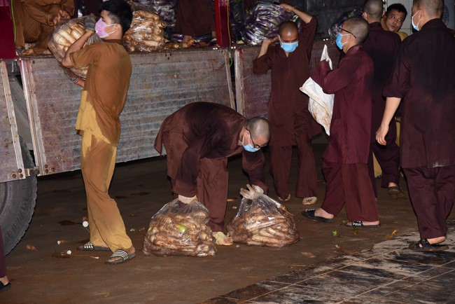 Continuing to support people in need in the Covid-19 pandemic of Hoang Phap Pagoda (series 11)