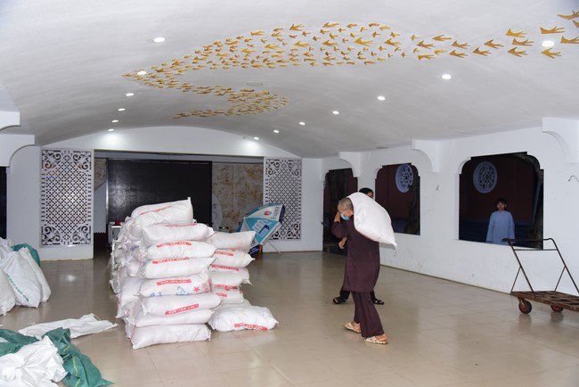 Continuing to support people in need in the Covid-19 pandemic of Hoang Phap Pagoda (series 11)