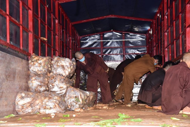 Continuing to support people in need in the Covid-19 pandemic of Hoang Phap Pagoda (series 11)