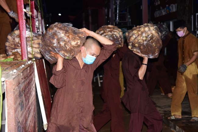 Continuing to support people in need in the Covid-19 pandemic of Hoang Phap Pagoda (series 11)