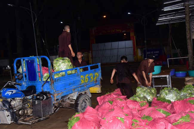 Continuing to support people in need in the Covid-19 pandemic of Hoang Phap Pagoda (series 11)