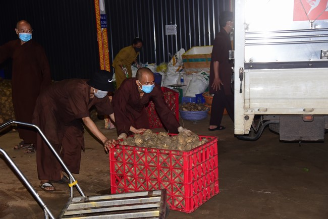 Continuing to support people in need in the Covid-19 pandemic of Hoang Phap Pagoda (series 11)