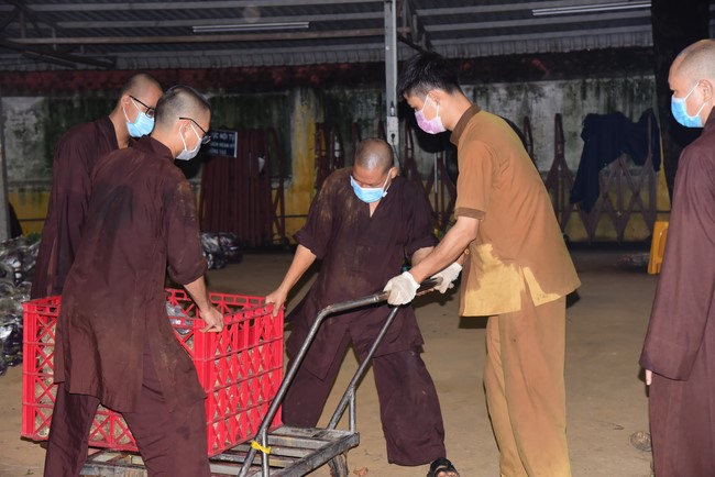 Continuing to support people in need in the Covid-19 pandemic of Hoang Phap Pagoda (series 11)