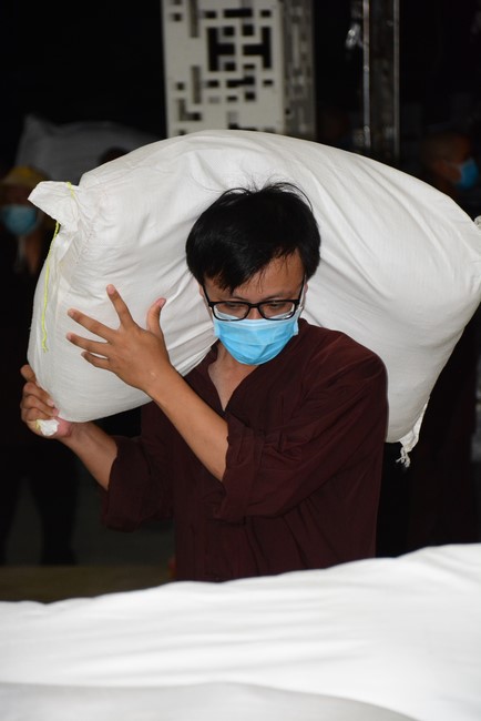 Continuing to support people in need in the Covid-19 pandemic of Hoang Phap Pagoda (series 11)