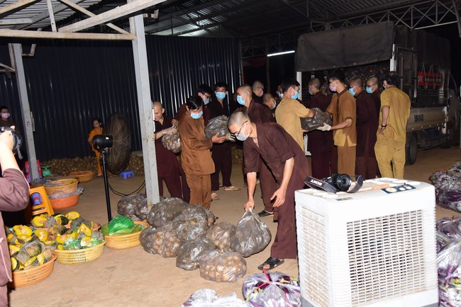 Continuing to support people in need in the Covid-19 pandemic of Hoang Phap Pagoda (series 11)
