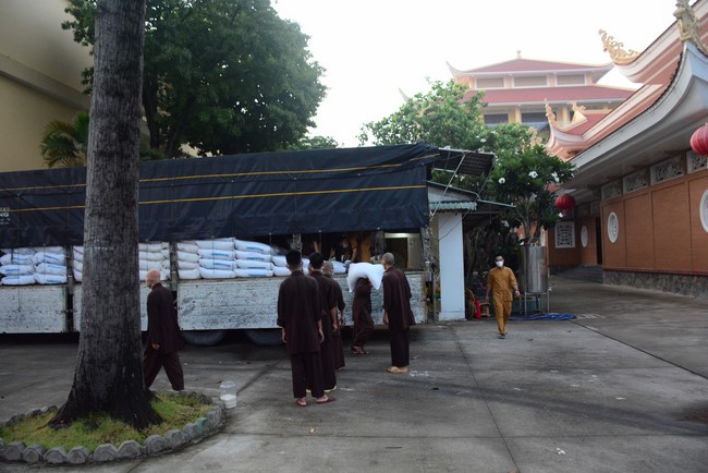 Continuing to support people in need in the Covid-19 pandemic of Hoang Phap Pagoda (series 12)