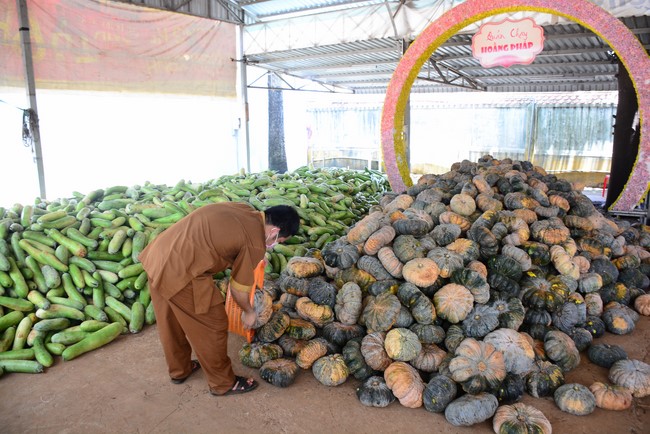 Continuing to support people in need in the Covid-19 pandemic of Hoang Phap Pagoda (series 12)