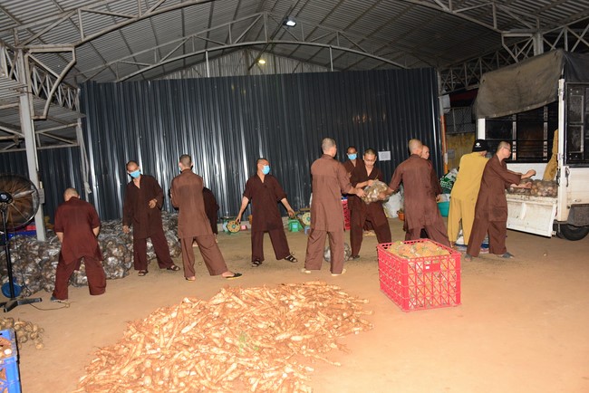 Continuing to support people in need in the Covid-19 pandemic of Hoang Phap Pagoda (series 12)