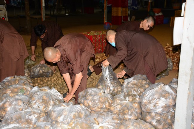 Continuing to support people in need in the Covid-19 pandemic of Hoang Phap Pagoda (series 12)