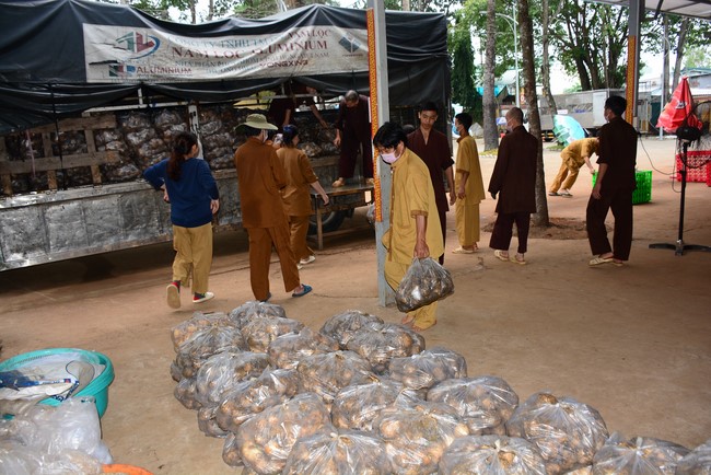 Continuing to support people in need in the Covid-19 pandemic of Hoang Phap Pagoda (series 12)