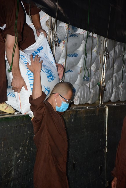 Continuing to support people in need in the Covid-19 pandemic of Hoang Phap Pagoda (series 12)