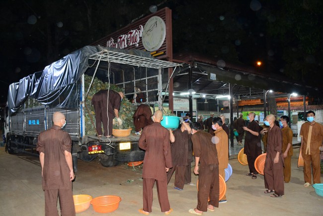 Continuing to support people in need in the Covid-19 pandemic of Hoang Phap Pagoda (series 12)